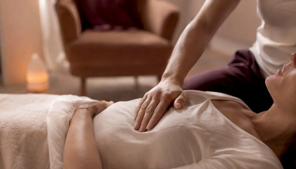 La mano percepisce il movimento del respiro nella parte alta dell’addome.